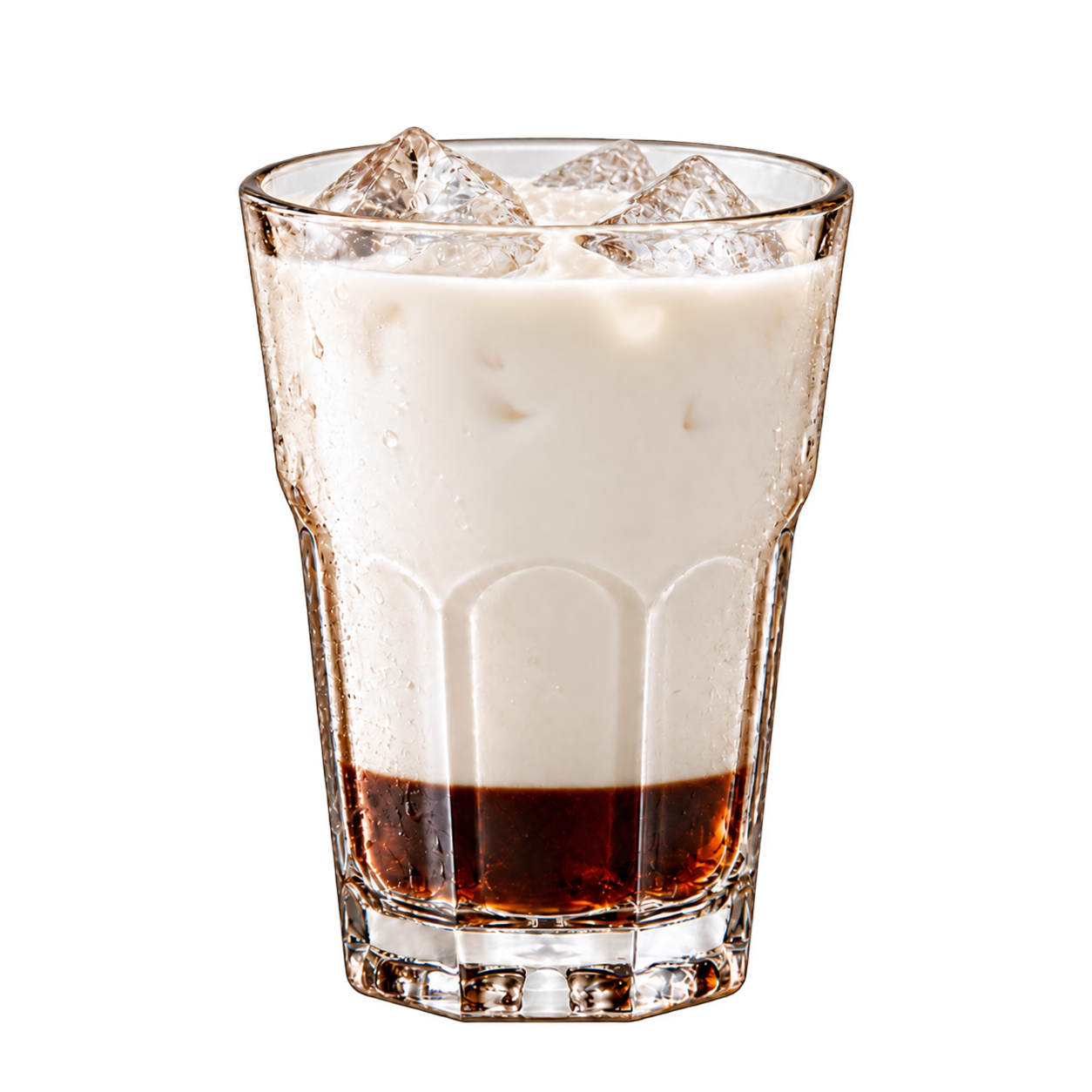White Russian med et tyndt lag Kahlúa i bunden, mere mælk ovenpå og lidt is