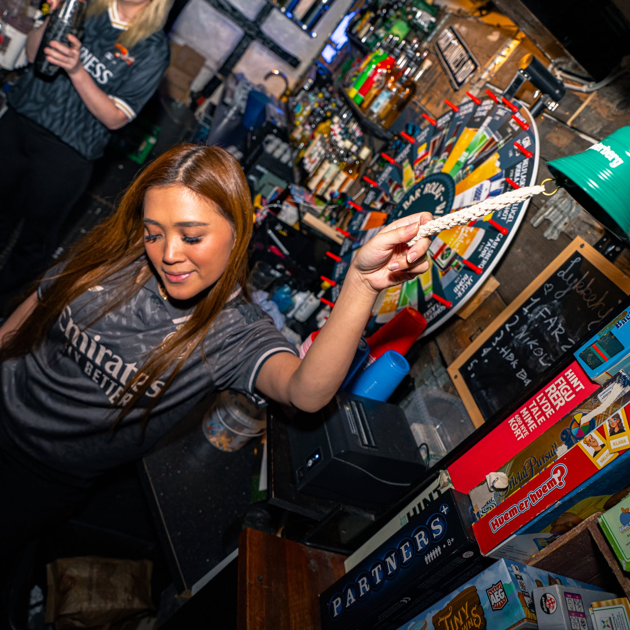 Stemning i baren ved lykkehjulet
