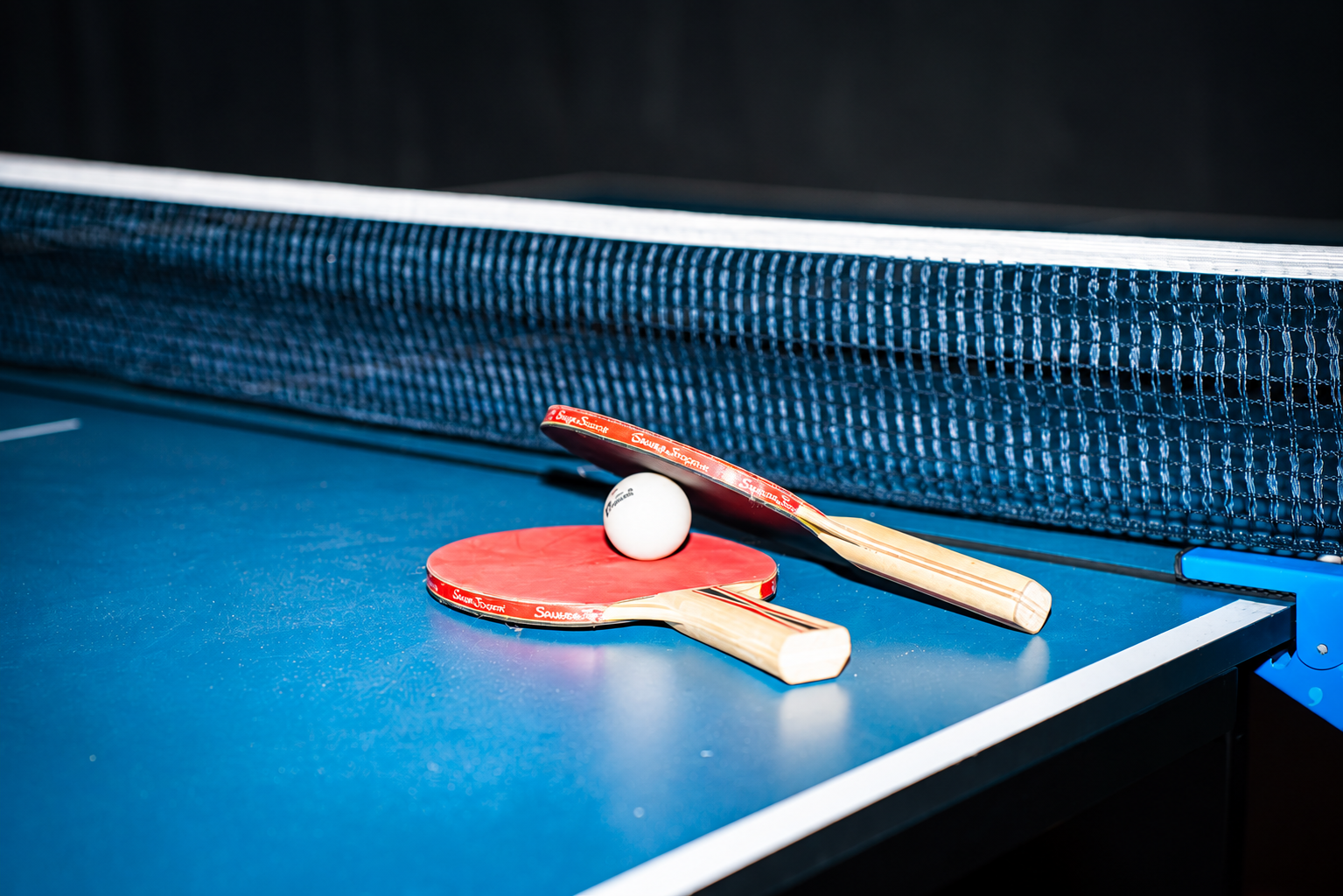 Bordtennisbat og bold på bordet
