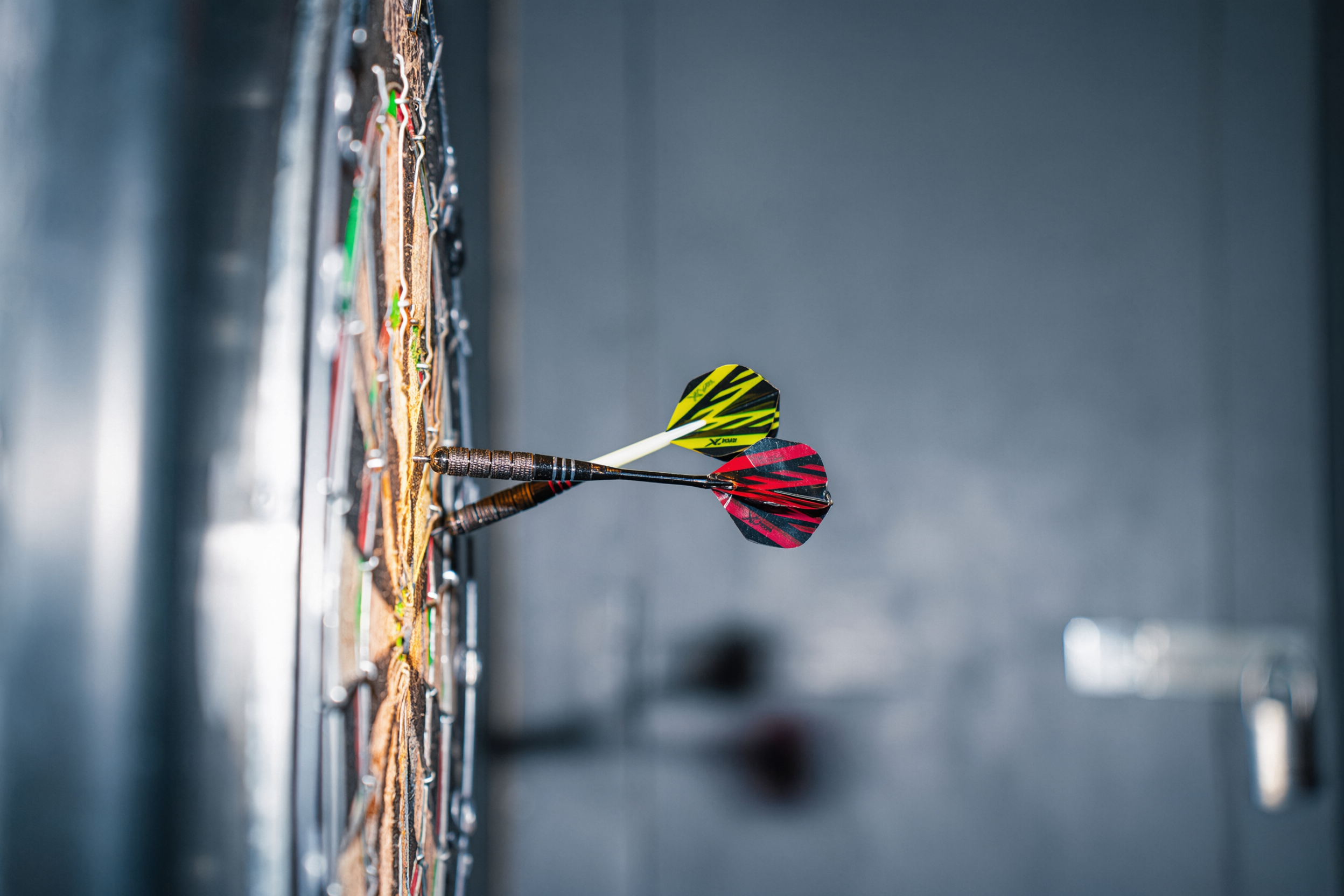 Nærbillede af dartpile og dartskive