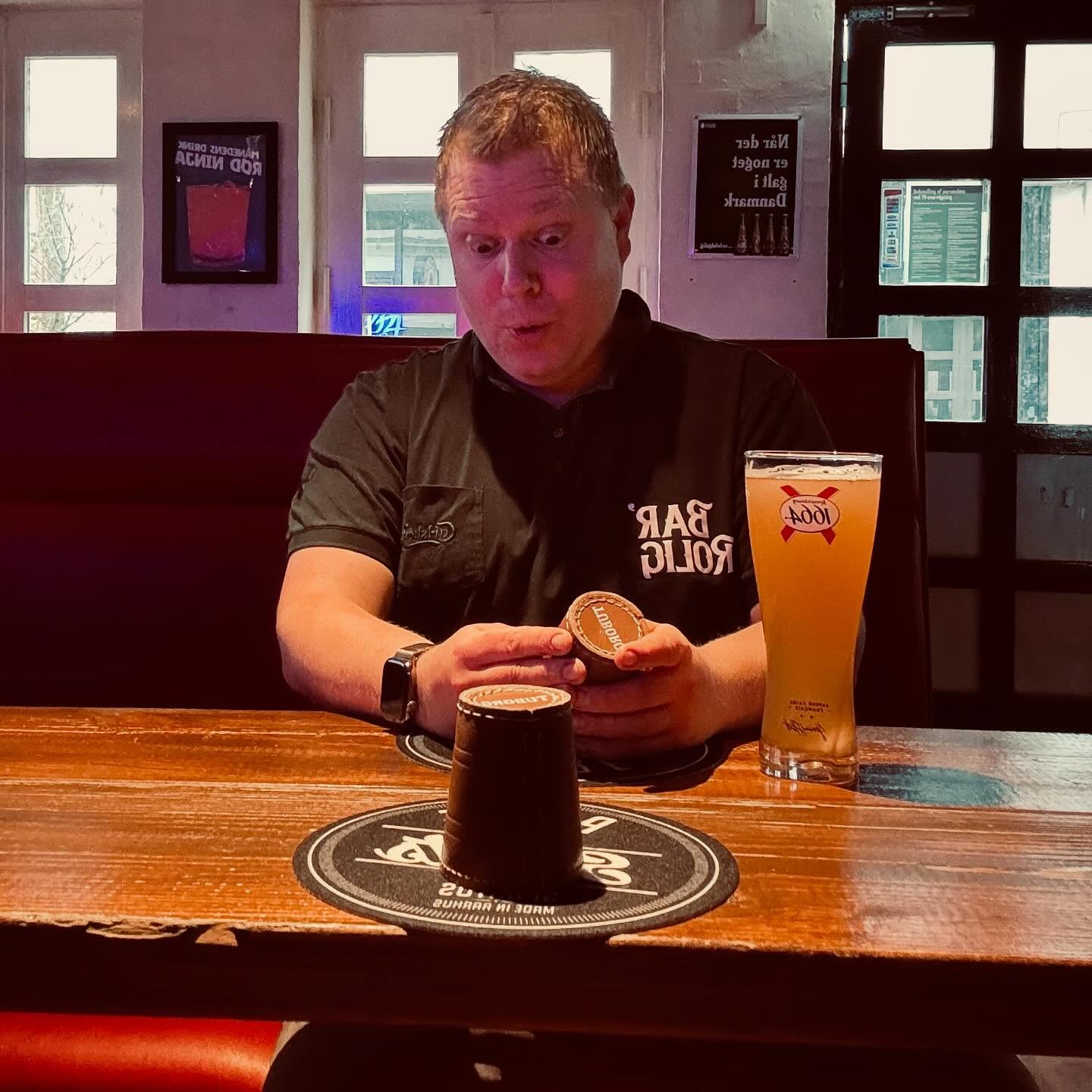 Hygge ved bordet på Bar Rolig