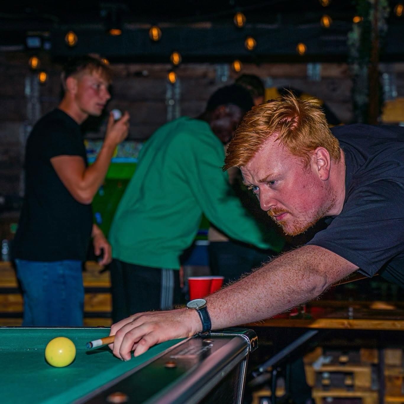 Et slag pool med vennerne på Bar Rolig